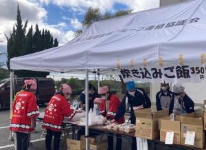 まつりのテントで炊き込みご飯を販売している写真