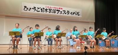 発表会で三味線合奏をするグループ生の写真