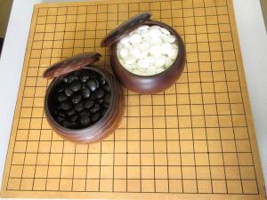 碁石と囲碁盤の写真