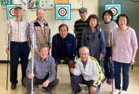 吹き矢会員と先生の集合写真