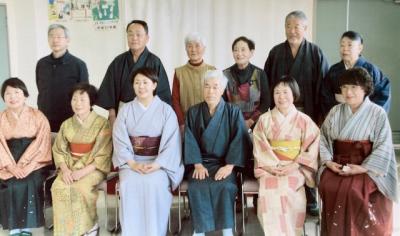 着物を着たグループ生と先生の集合写真