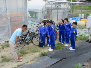 よしよし畑の方とあいさつをする中学生たち