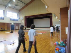 館内ウォーキングをされている様子