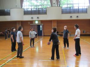 輪になってゴムボールを投げあう様子