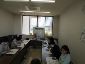 教室で講義をされる内藤先生と、講義を受けている受講生