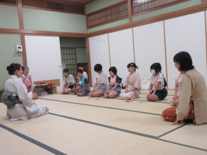 正座で整列し、説明を聞く子どもたち