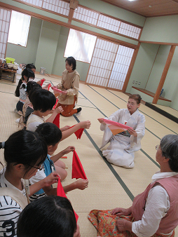 帛紗の使い方を教わる子供たち