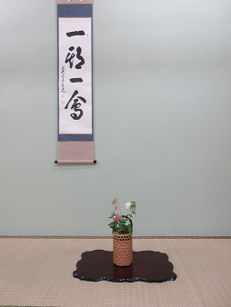 掛け軸と生け花の写真