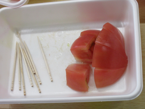 試食用にカットされたよしよし畑のトマトの写真