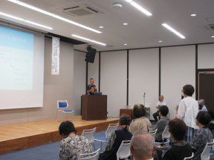 講演内容について質問をする受講生と回答する講師