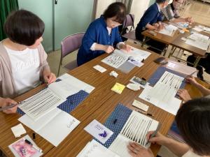 横線を書く練習している写真