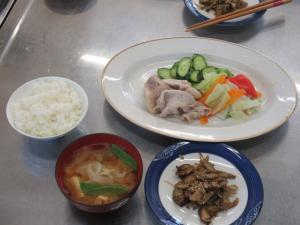 出来上がった4品をお皿に盛りつけた様子