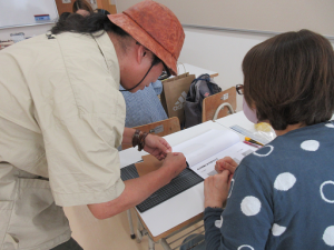 受講生に縫い方を指導する講師