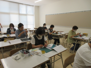 小銭入れを縫っている受講生たちの写真