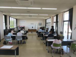 受講生が立って、自己紹介をしている様子