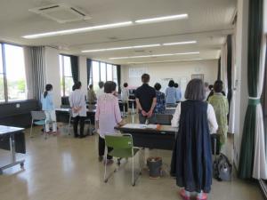 立ち上がって、発声練習をしている受講生