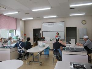 講師から栄養についての説明を聞く受講生