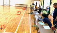 三班に分かれてプログラミングしドローンを飛ばす様子