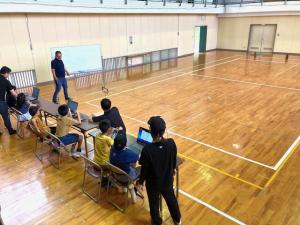 目標物の近くに着陸できるかを競争する子供たちの様子