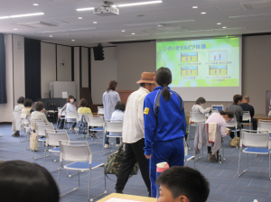 中学生と話している受講者