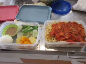 完成したパスタ等がタッパーウェアに入れてある写真