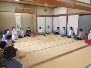 車座に座り受講生が自己紹介をしている様子