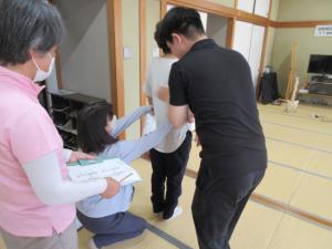 先生と一緒に肩や腰の位置を確認している様子