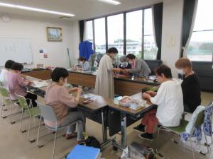 先生から縫い方の説明を受けている手芸教室の皆さん