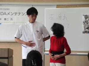 コルセットと骨盤ベルトの巻き方の違いを教わる受講生