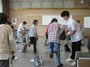 講師が受講生に正しい筋トレの個別指導を行う様子