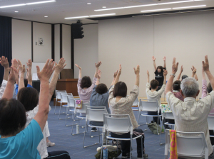 両手を真上にあげ筋肉の伸びを感じながら体操をする受講生の皆さん