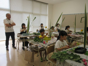 それぞれ個性あふれる生け方を見てなかなか面白いと感心する館長