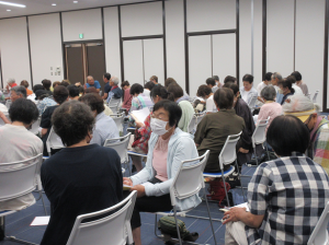 受講生同士で話をしながら講座の振返りをされている様子