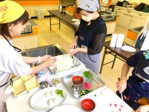 酢飯を握っている写真