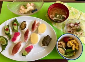 夏野菜の握りずし、カルパッチョ、桃ジュレ、冷やし鉢、鯛の吸い物の写真
