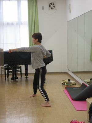 空手技の突きを実演する講師