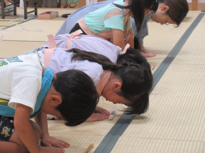 正座で両手をついて最初の挨拶をする子ども達