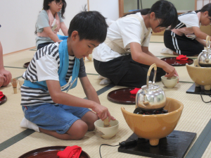しっかりとお茶を泡立てている子ども達
