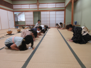 両手をついて、先生にしっかりと挨拶をする子ども達