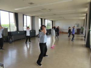 先生に教わりながらダンスエクササイズをする受講生のみなさん