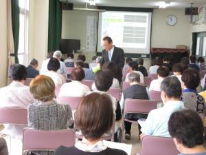 講師が受講生と会話している様子