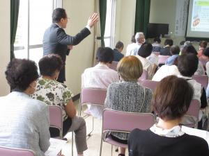 講師が皆さんの中に入って説明されている様子