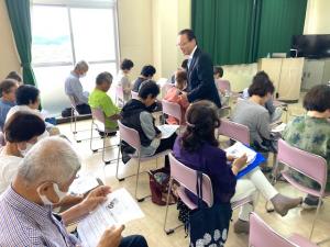 講師が受講生の側で説明している様子