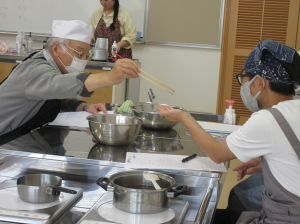 お互いに試食し合う受講生