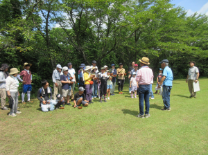 加西市盆栽研究会の大西会長からの挨拶をうける参加者の写真