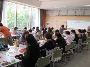 クラフトバンドで作品を作っている全体の様子