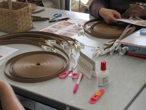 クラフトバンドでカゴを作っている様子