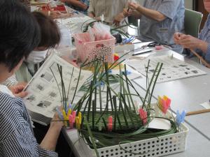 作り方の図面を見ている様子