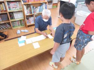 先生に指導してもらう子供の様子