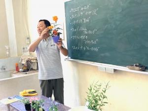 苗の説明をする講師の写真